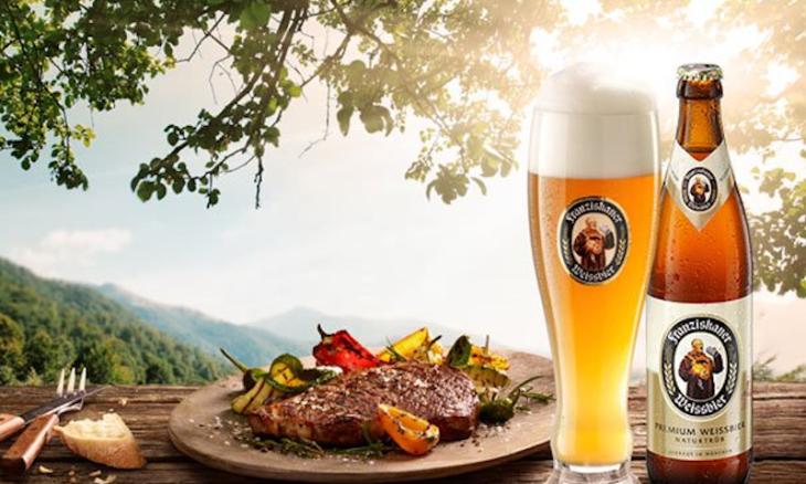 Franziskaner Weissbier met vleesgerecht